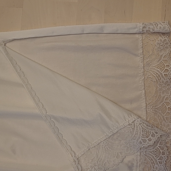 Vintage Unbranded Lace Trim Half-Slip with Side Slit - Picture 4 of 10